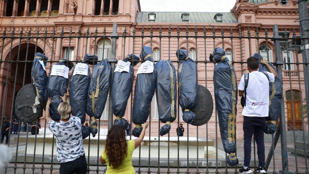 Alberto Salió A Cruzar A Los Que Colgaron En La Rosada Bolsas Mortuorias Con Nombres De Políticos 6260