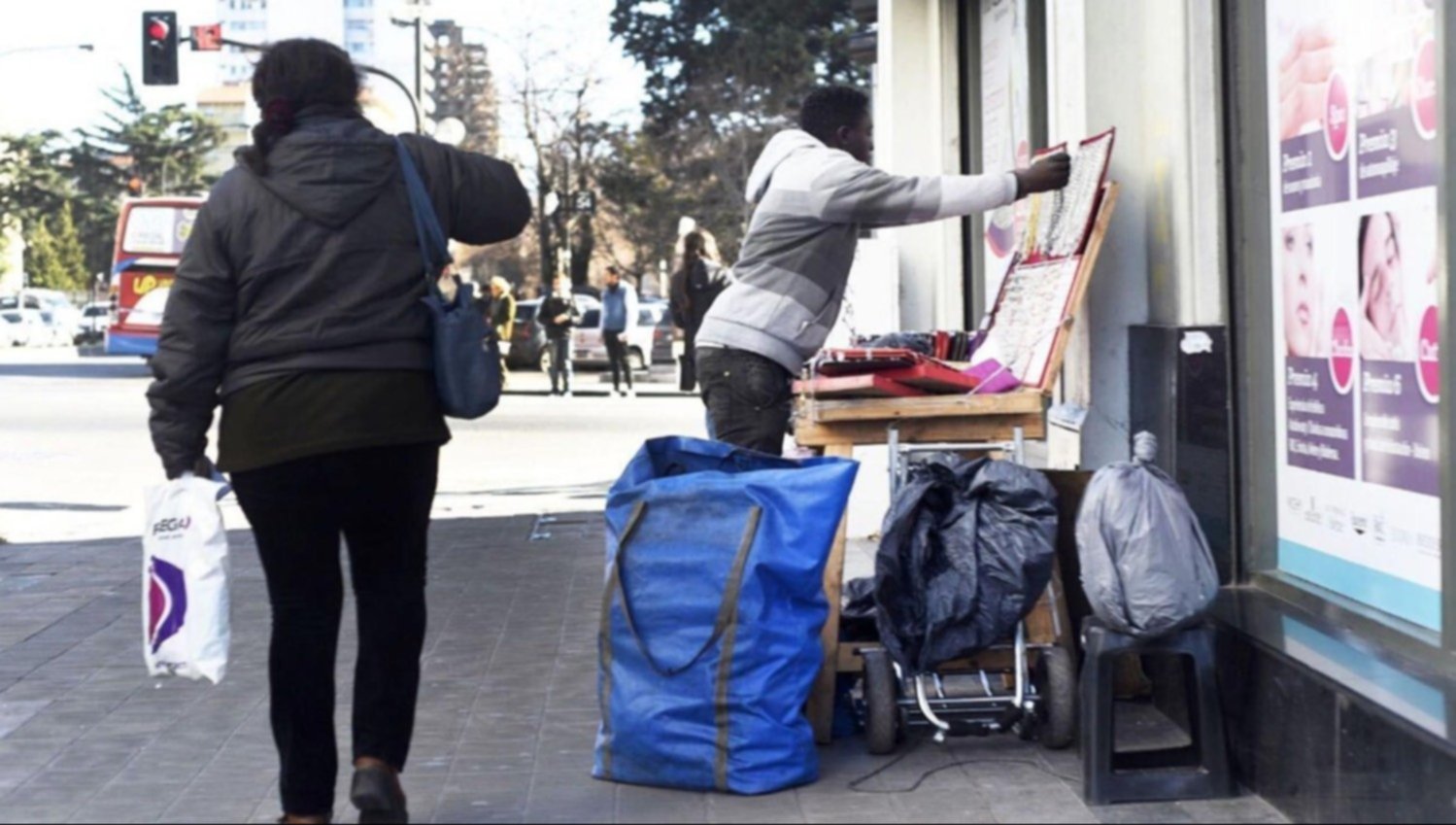 Extendieron el plazo para que vendedores ambulantes se adhieran al acuerdo  contra la venta ilegal en La Plata