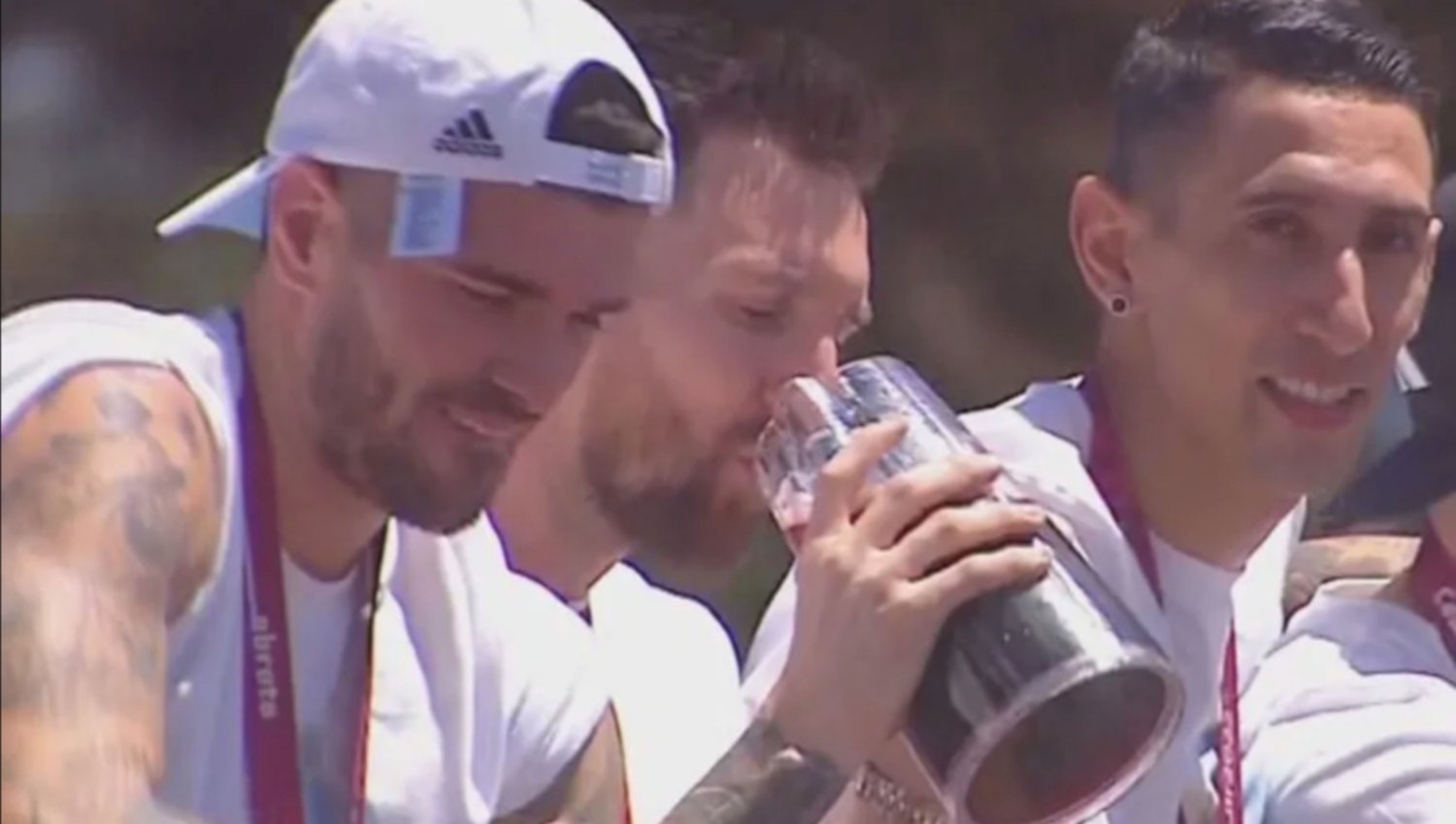 Messi, Paredes, De Paul, Di María y Otamendi bien argentos: en plena caravana iban tomando coca con fernet en botella cortada